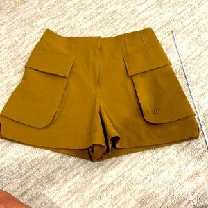 NWT Lululemon * SOLDOUT* relaxed fit SHR cargo short 4 inches,  size 6